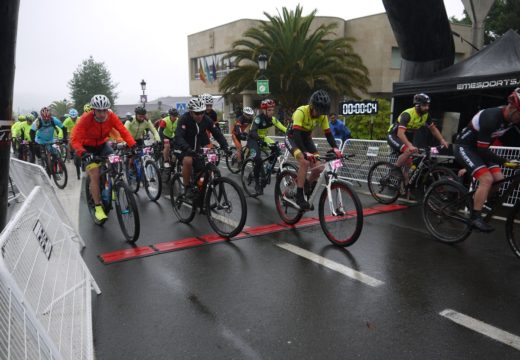 Un centenar de afeccionados ao ciclismo na natureza participaron na IX Ruta Río Ulla en BTT de Touro
